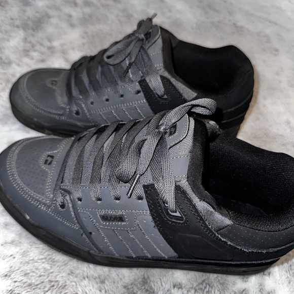 Globe Fusion Black & Night Skate Shoes - Lightly Used - Picture 1 of 8